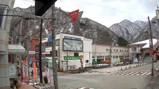 宇奈月温泉 温泉噴水広場・踏切前交差点