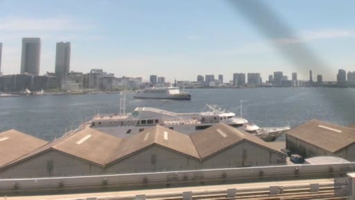 日の出駅付近から見る東京湾