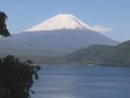 本栖湖から見る富士山